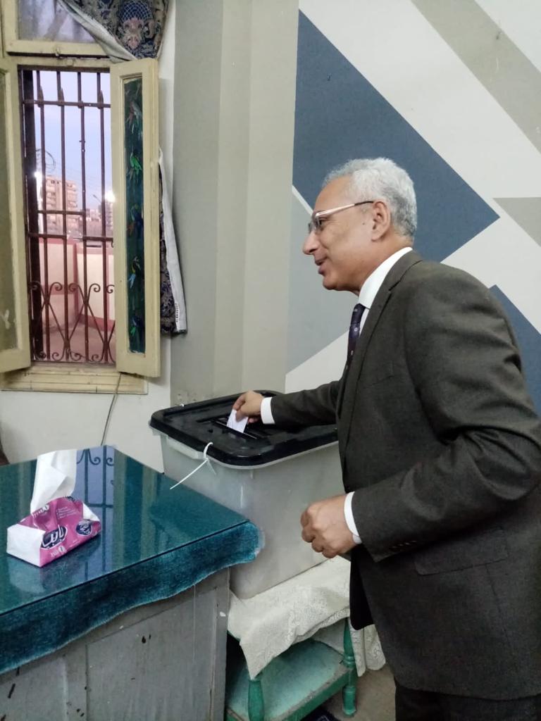 رئيس جامعة المنيا يدلي بصوته الانتخابى (3)