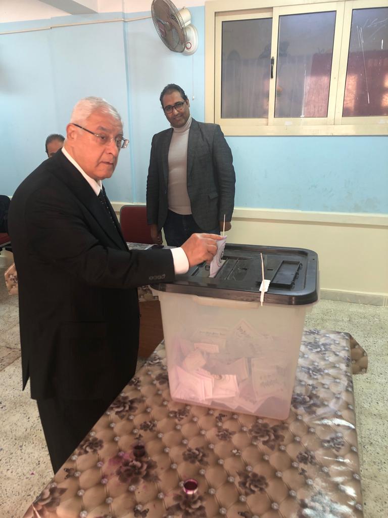 المستشار عدلى منصور يدلى بصوته بالانتخابات