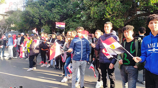 عدد-كبير-من-الشباب-بأعلام-مصر-أمام-لجنة-مدرسة-مصطفى-يسرى-ابوعميرة-بمصر-الجديدة