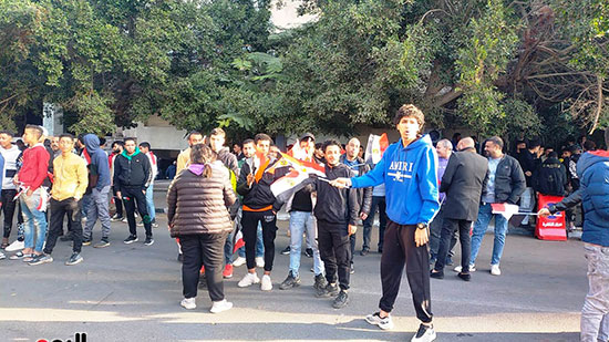 تجمع-عدد-كبير-من-الشباب-بأعلام-مصر-أمام-لجنة-مدرسة-مصطفى-يسرى-ابوعميرة-بمصر-الجديدة