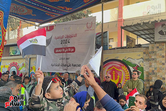 أب يصطحب ابنه بعلم مصر أب يصطحب ابنه بعلم مصر