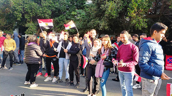 توافد-عدد-كبير-من-الشباب-بأعلام-مصر-أمام-لجنة-مدرسة-مصطفى-يسرى-ابوعميرة-بمصر-الجديدة