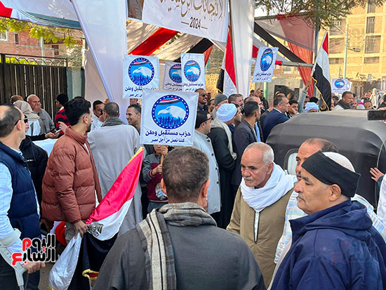 تجمع-الناخبين-أمام-اللجان-بمنشأة-القناطر-رافعين-الاعلام-المصرية