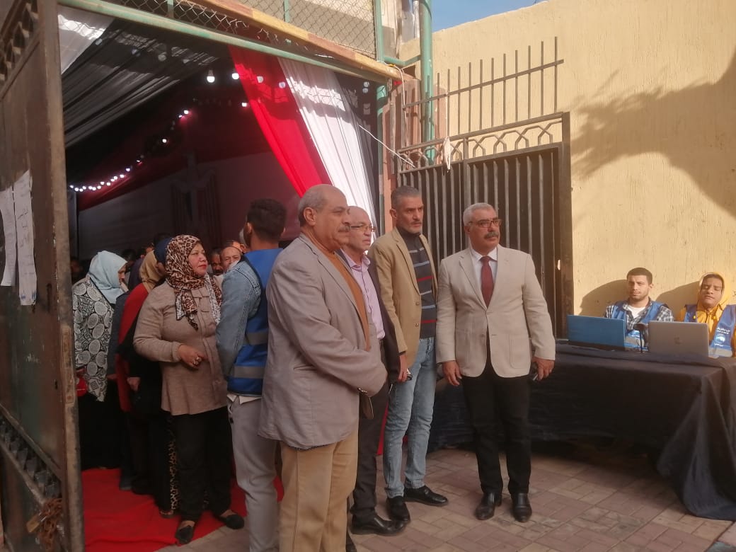 كبار السن ينتظرون