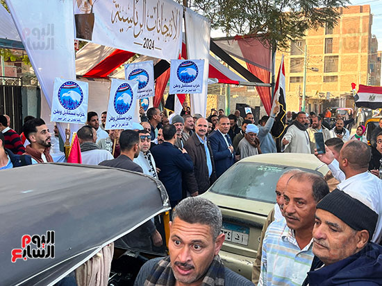 حضور-الناخبين-أمام-اللجان-بمنشأة-القناطر-رافعين-الاعلام-المصرية