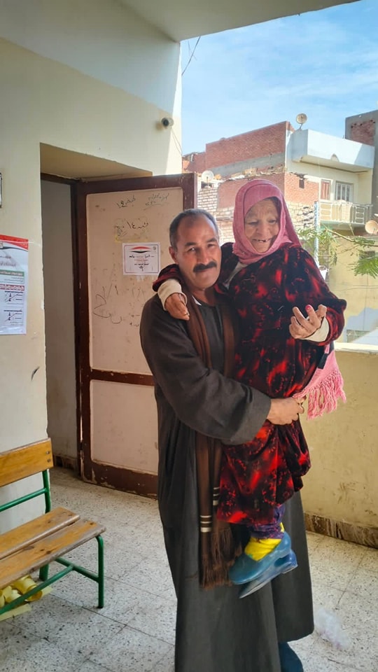 مواطن يحمل والدته مواطن يحمل والدته