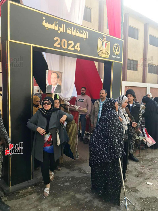 طوابير الناخبين تتزايد في ثانى أيام انتخابات الرئاسة أمام اللجان بمدرسة طارق بن زياد بشبرا الخيمة (8)