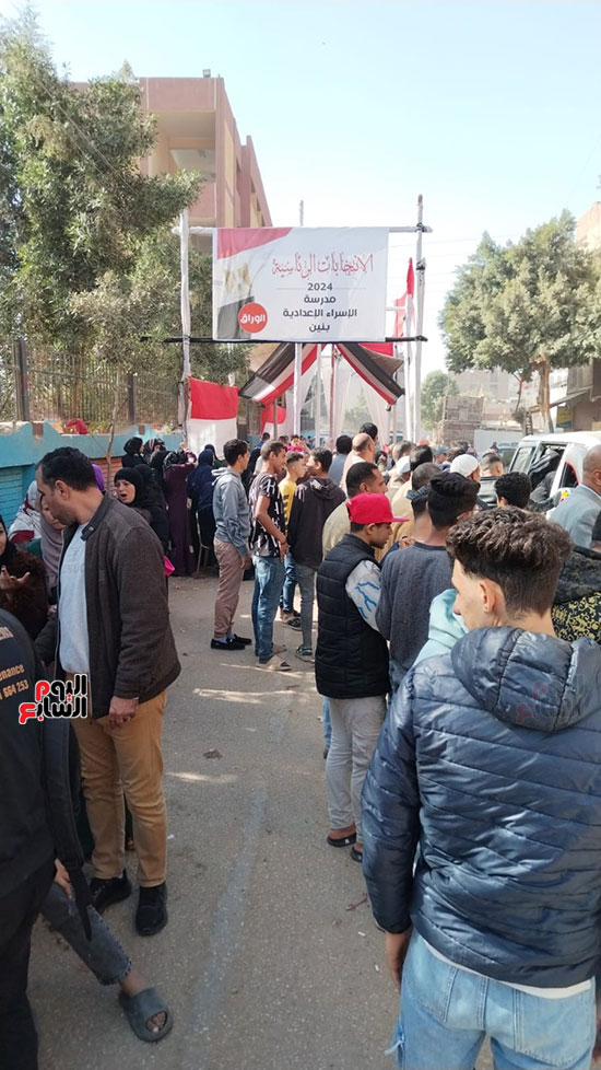 طوابير للشباب أمام مدرسة الإسراء بجزيرة محمد للمشاركة فى انتخابات الرئاسة (2)