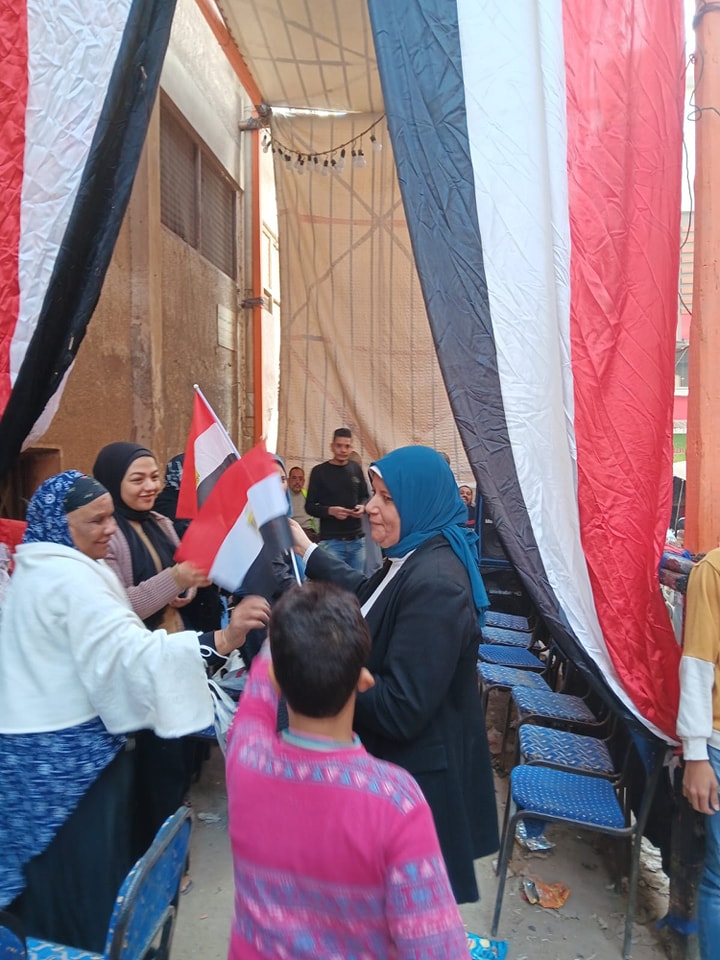 سيدة توزع الاعلام سيدة توزع الاعلام