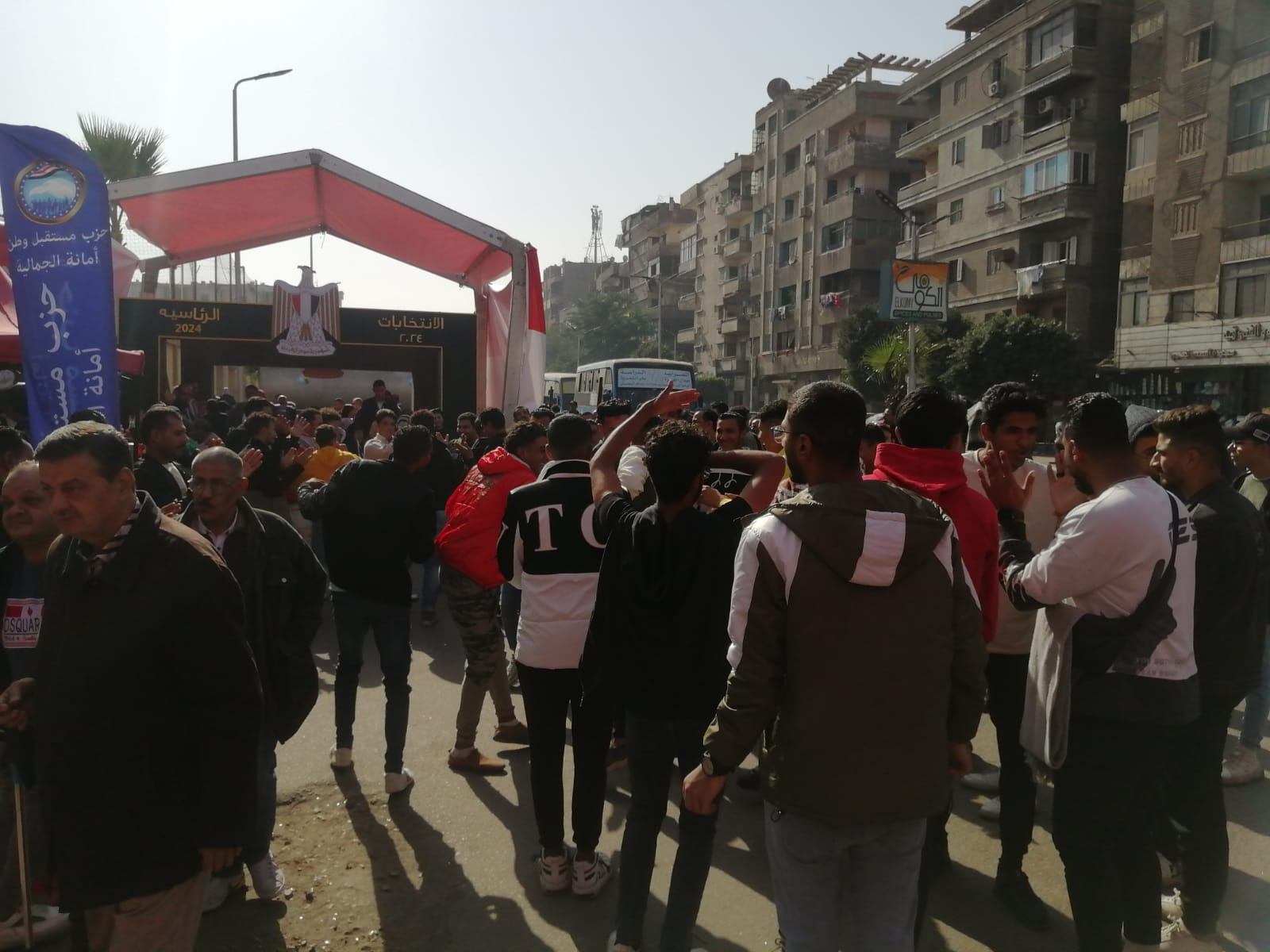 شباب يرقصون بعد الإدلاء بأصواتهم في الانتخابات الرئاسية شباب يرقصون بعد الإدلاء بأصواتهم في الانتخابات الرئاسية