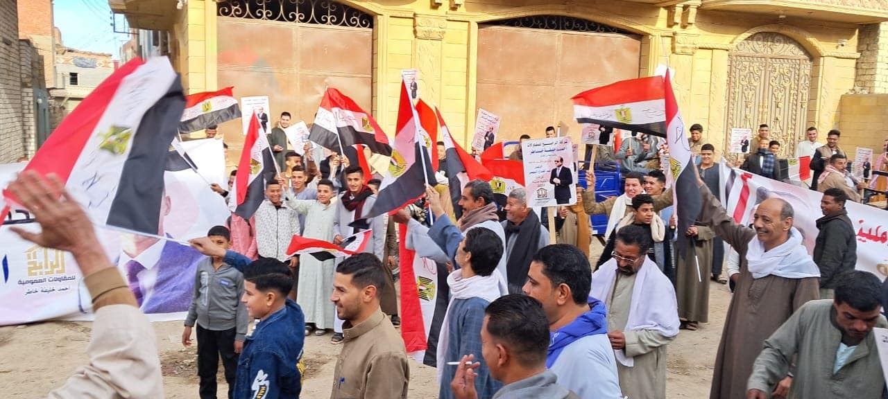 مسيرة لمواطنون بالأعلام في أطفيح (1)