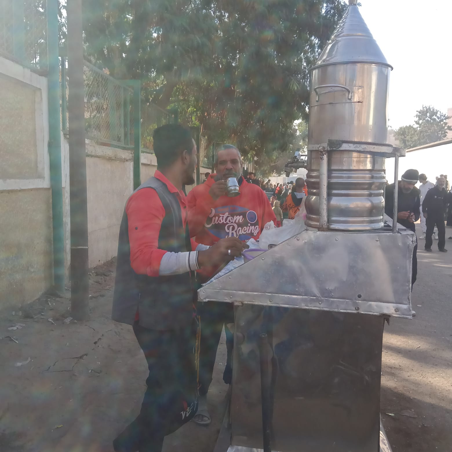 ناخب يروي عطشه أمام لجنته الانتخابية بمصر القديمة