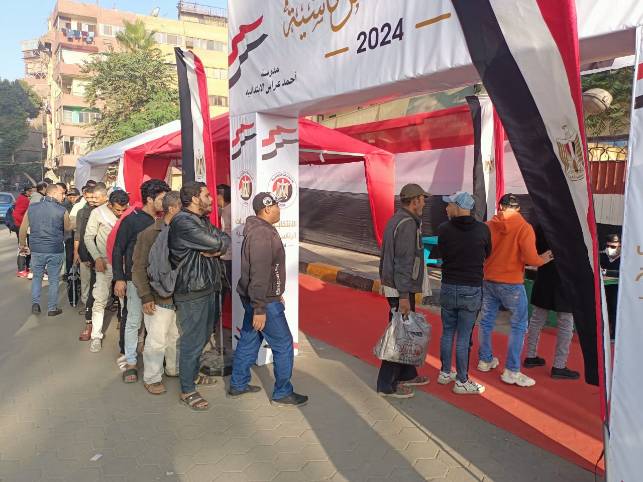 احتشاد الناخبين أمام اللجان احتشاد الناخبين أمام اللجان