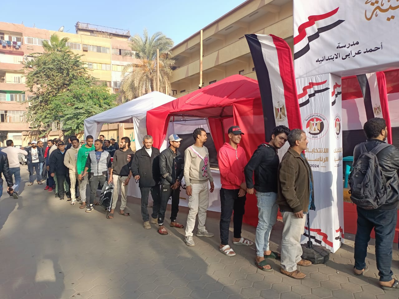 إقبال الناخبين أمام اللجان إقبال الناخبين أمام اللجان