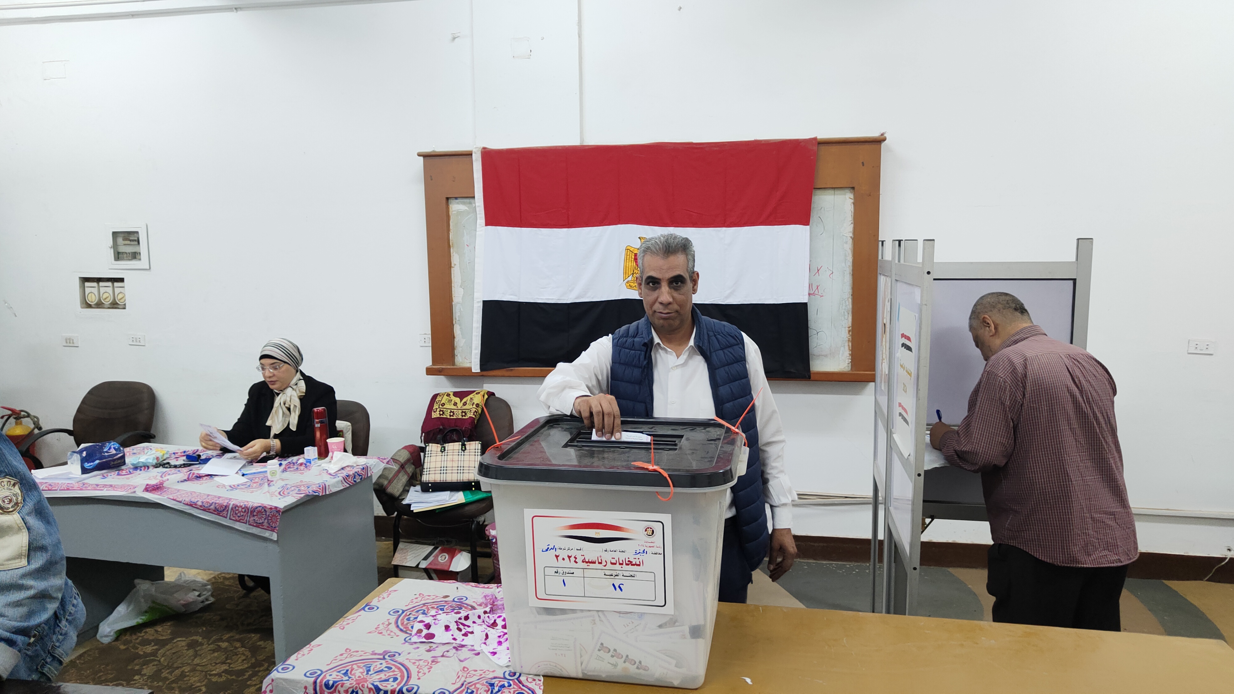 جانب من تصويت الناخبين بلجنة الدقى جانب من تصويت الناخبين بلجنة الدقى