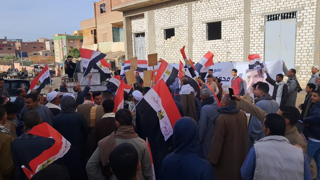 مسيرة لمواطنون بالأعلام في أطفيح (3)