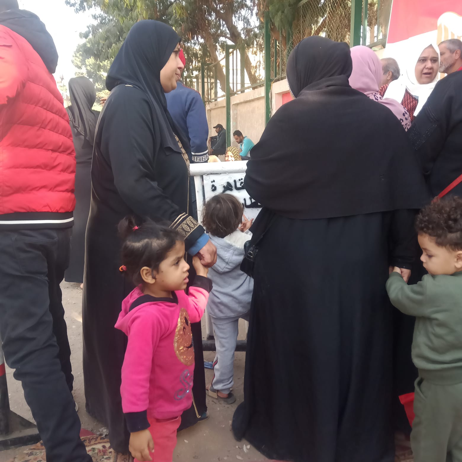 الأطفال يزينون طوابير الناخبين في مصر القديمة