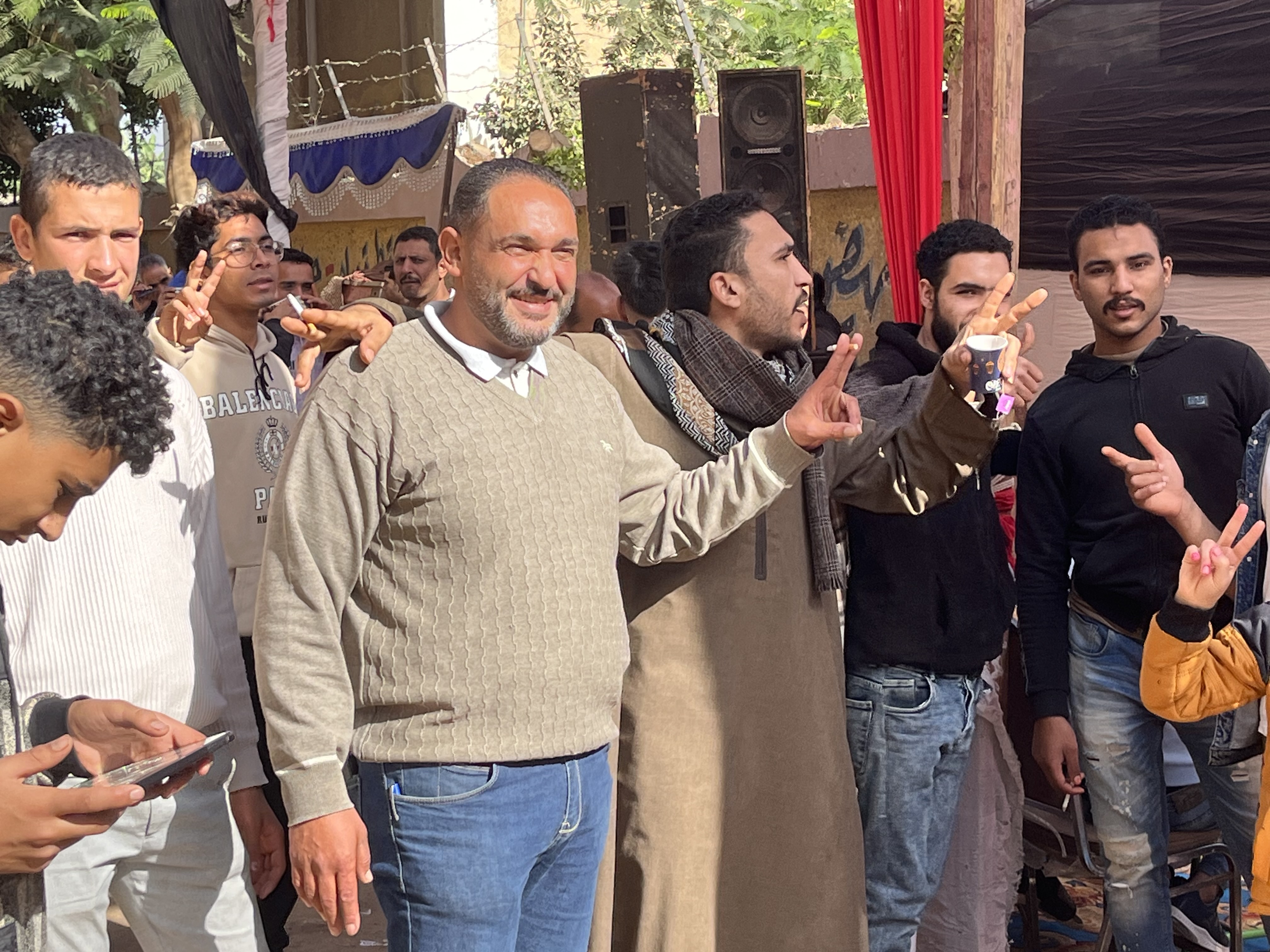 علامات النصر أمام اللجان