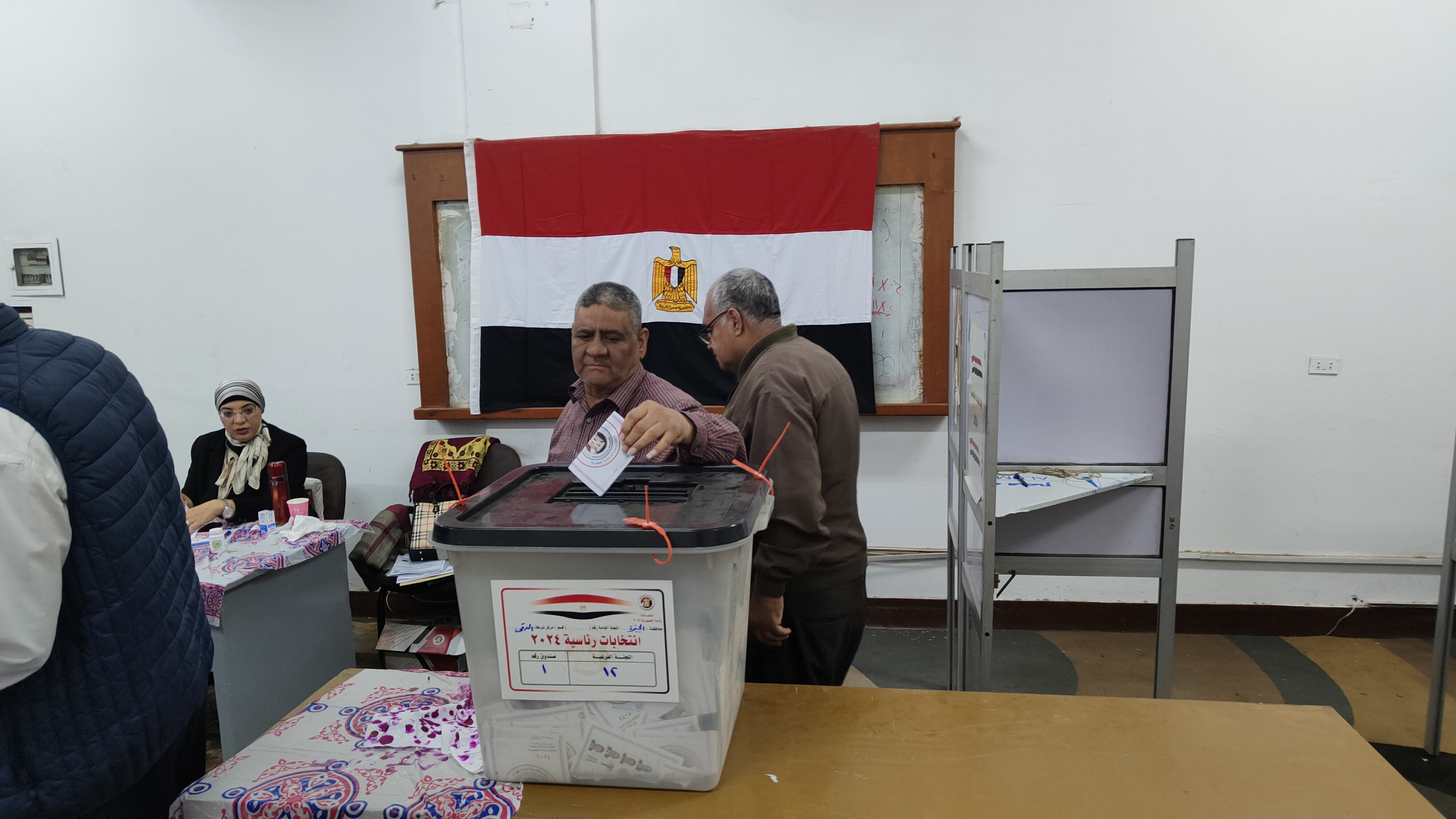 تصويت المواطنين بلجنة الدقى تصويت المواطنين بلجنة الدقى