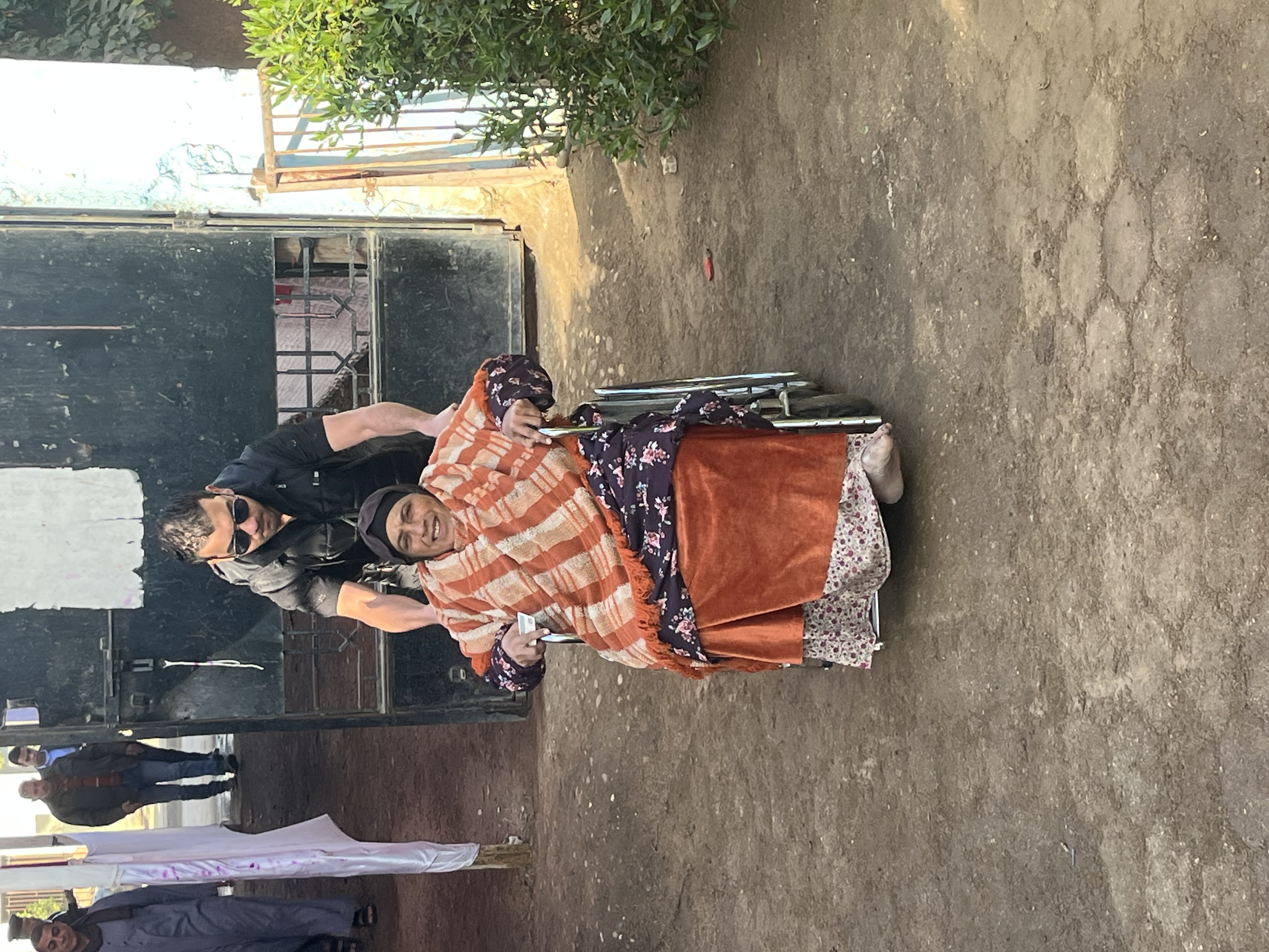 مسنة بكرسى متحرك تدلى بصوتها مسنة بكرسى متحرك تدلى بصوتها