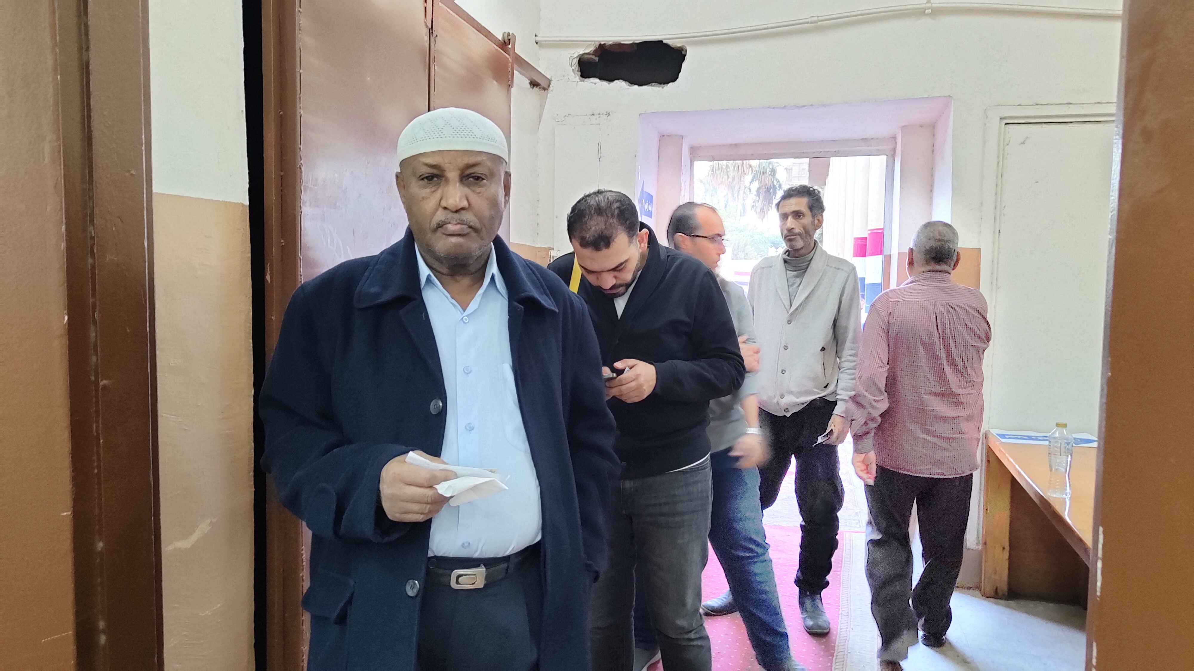 تواجد مواطنين بلجنة الدقى تواجد مواطنين بلجنة الدقى