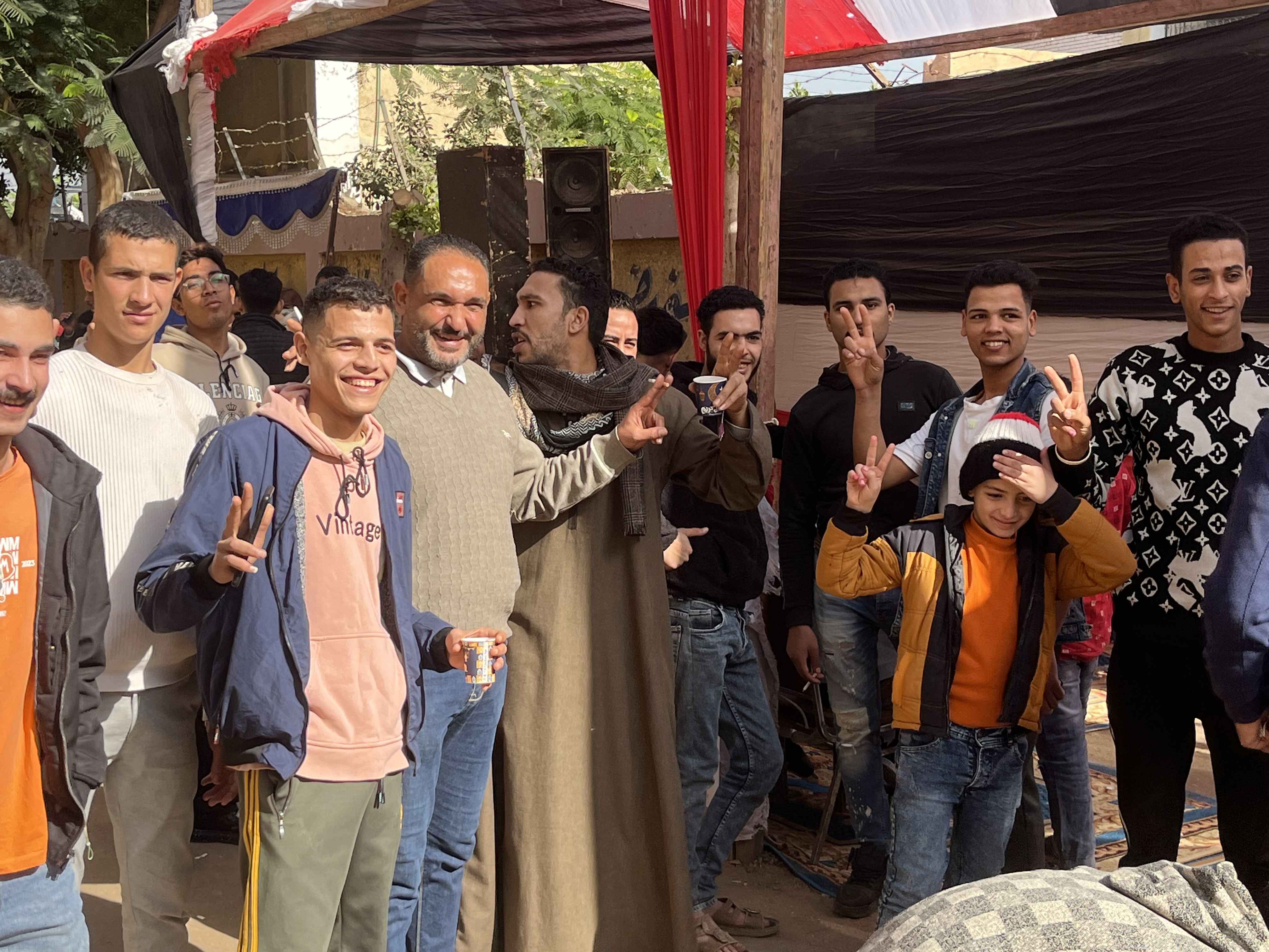 الناخبون يرفعون علامات النصر