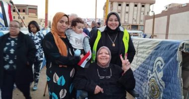 سيدة علي كرسي متحرك تشارك في الانتخابات سيدة علي كرسي متحرك تشارك في الانتخابات