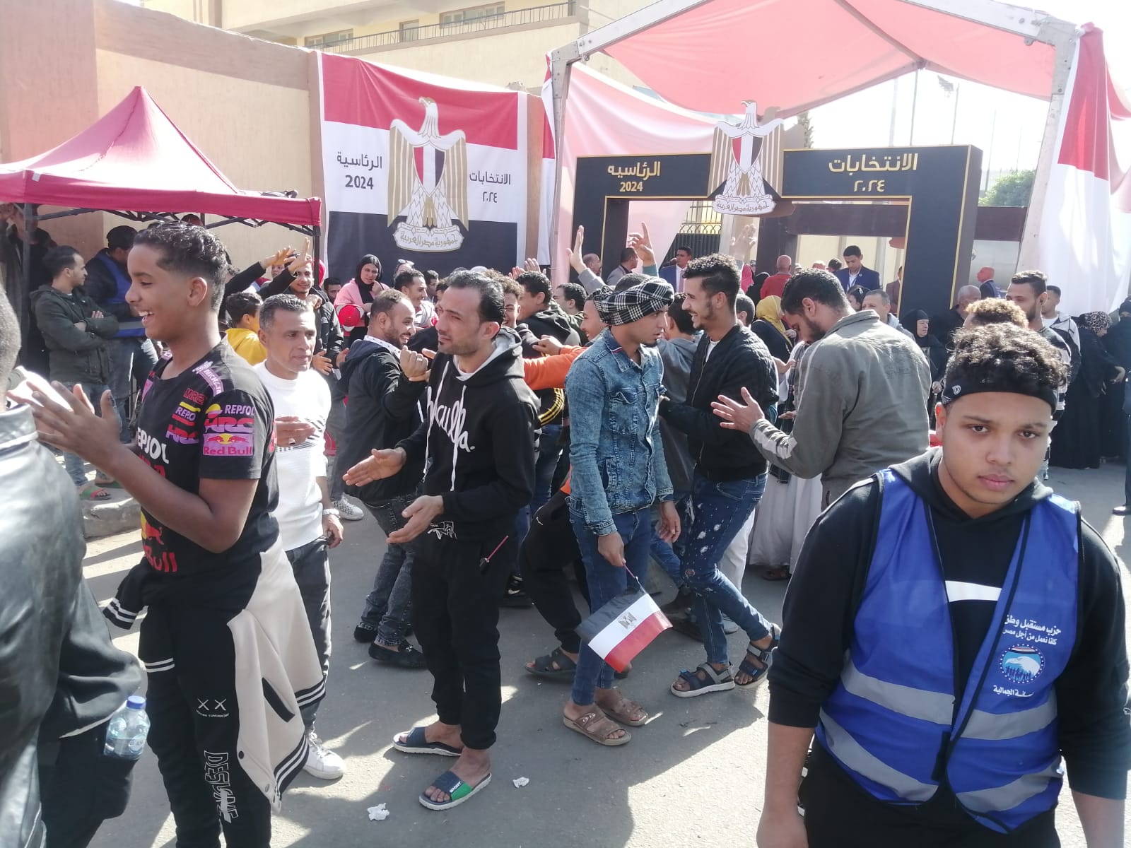 احتفالات الشباب أمام لجان الانتخابات في الجمالية احتفالات الشباب أمام لجان الانتخابات في الجمالية