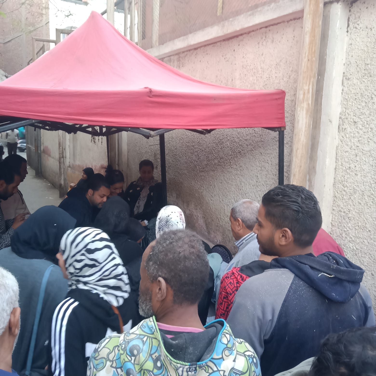 زحام الناخبين للاستعلام عن لجانهم الانتخابية