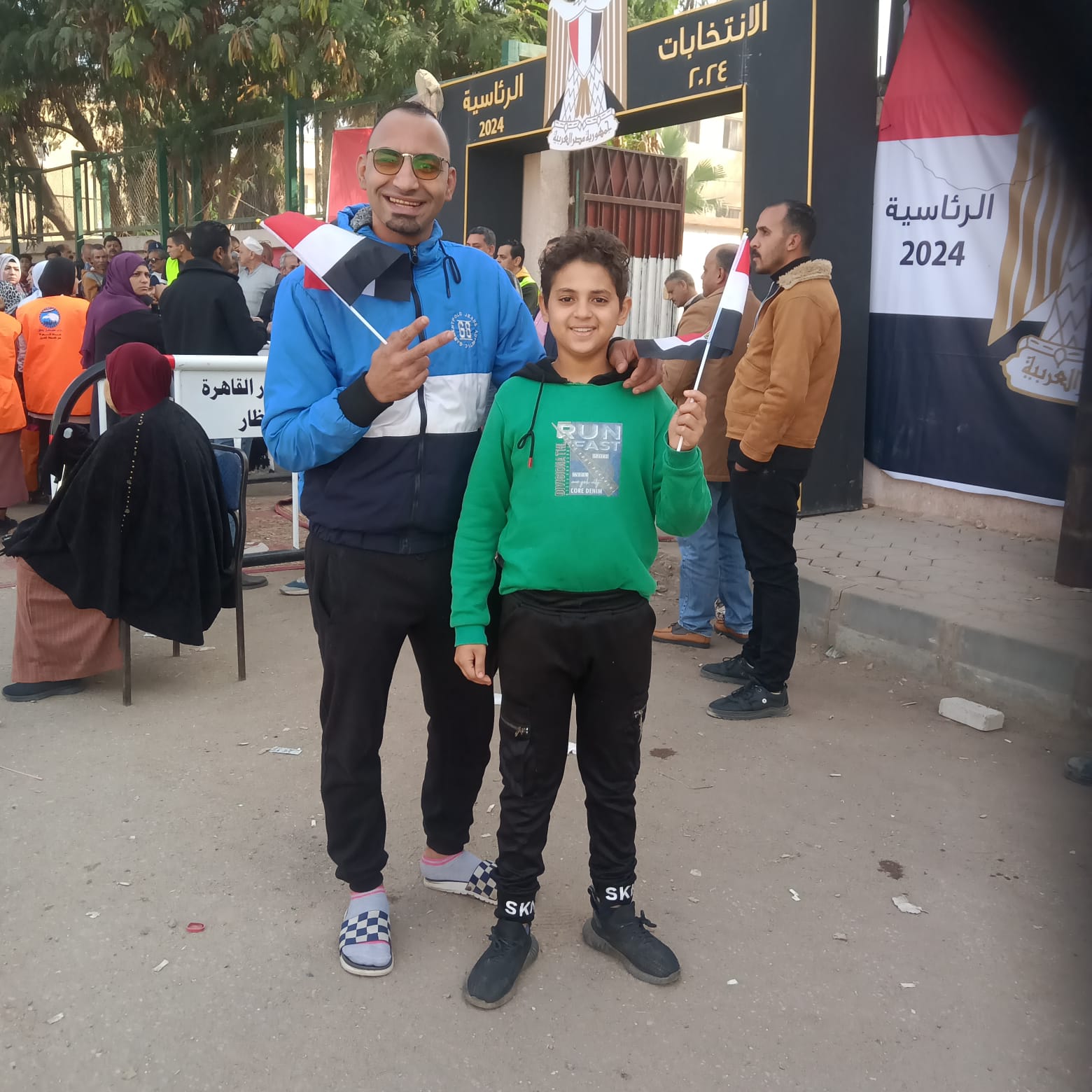 ناخب وابنه أمام لجنة الانتخابات في مصر القديمة