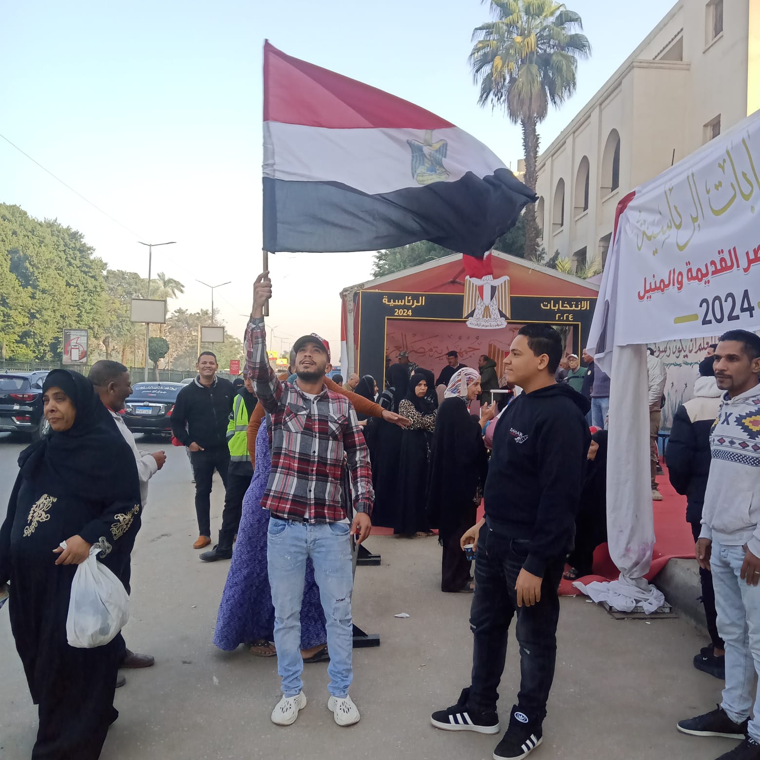 علم مصر يزين أبواب لجان الانتخابات
