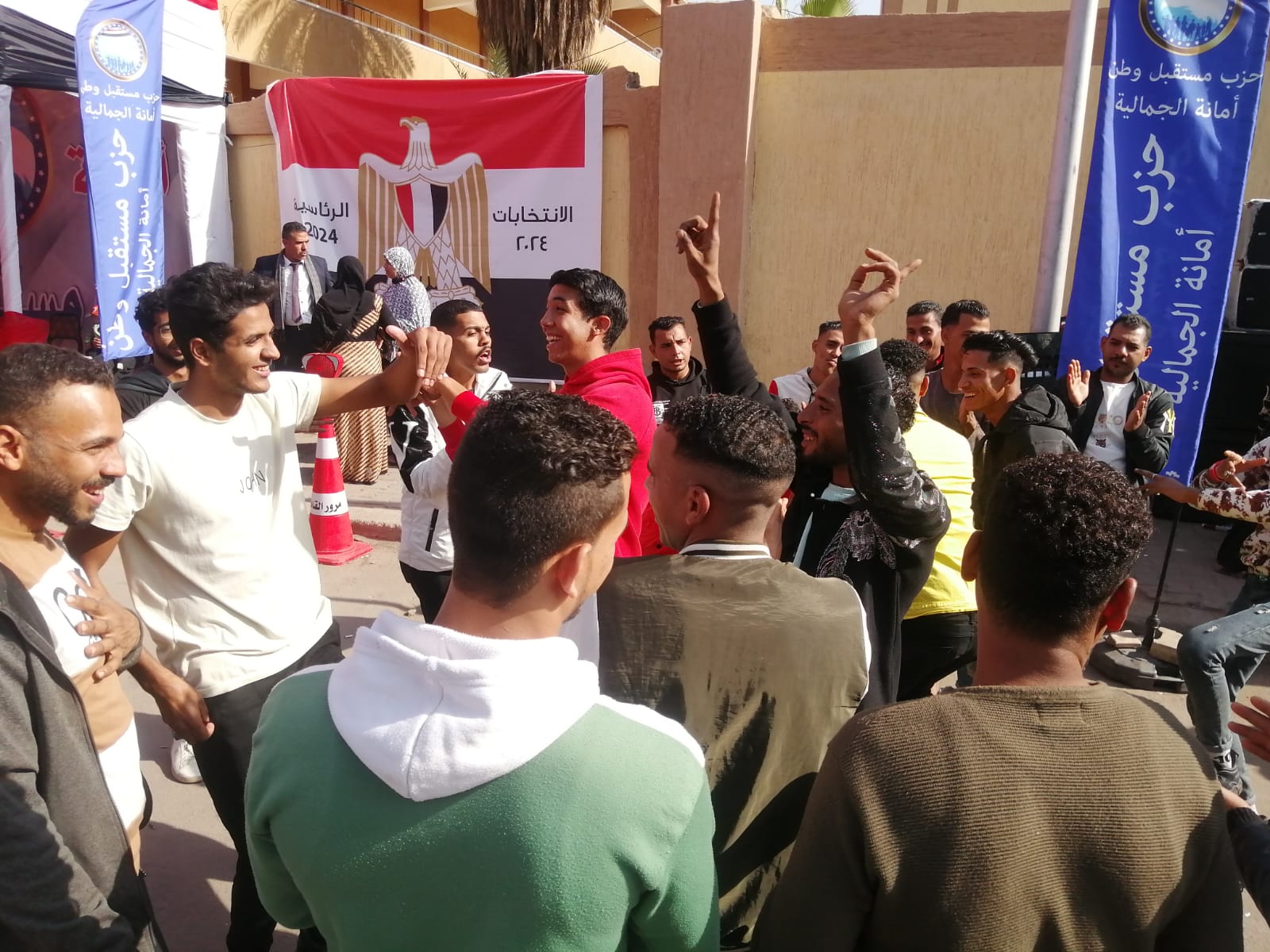 احتفال الشباب أمام لجان الانتخابات بالجمالية احتفال الشباب أمام لجان الانتخابات بالجمالية