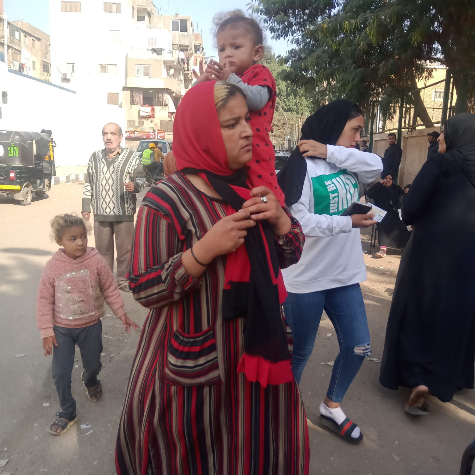 الأطفال فى طوابير الانتخابات مع الأمهات