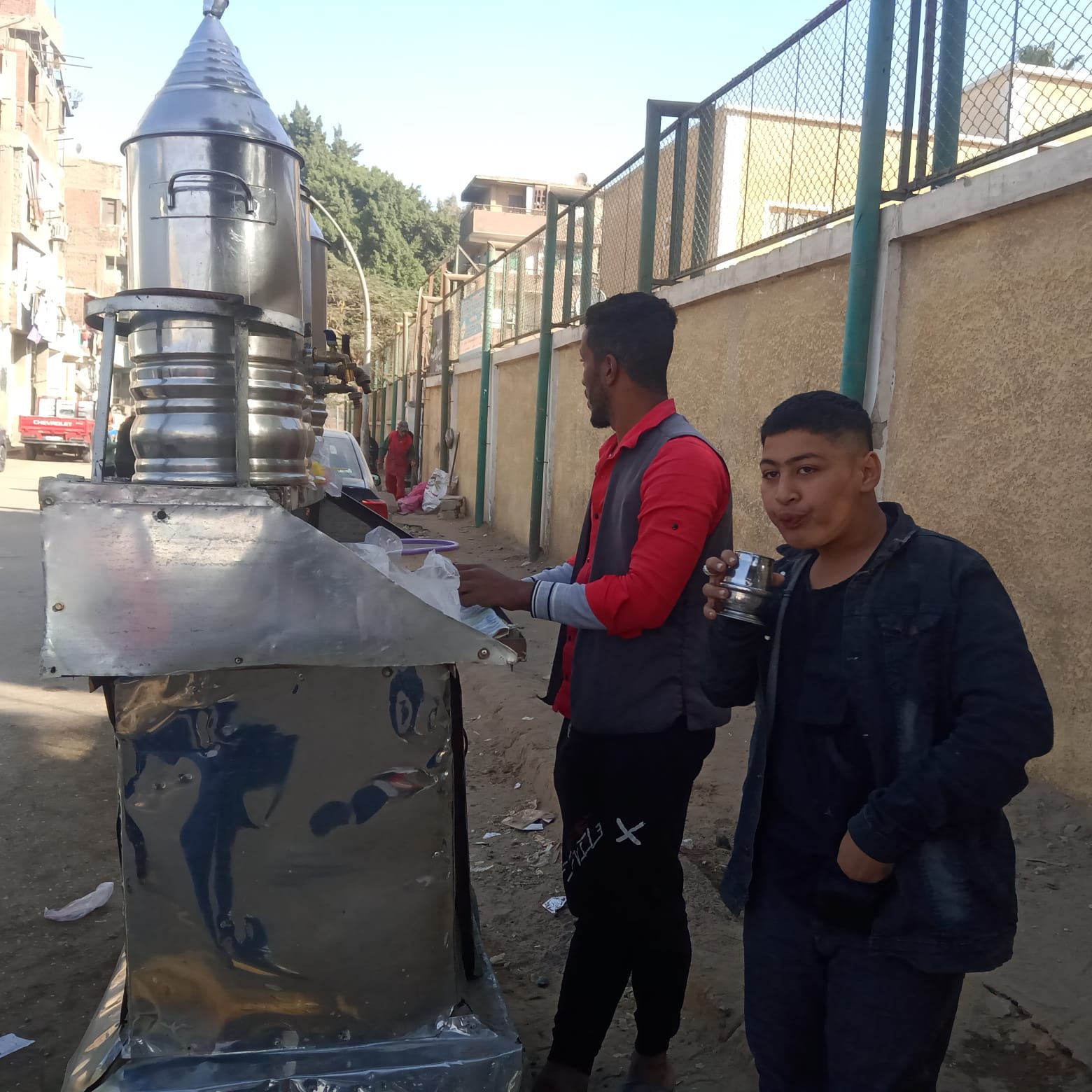 شاب سوهاجي يروي عطش الناخبين بمصر القديمة