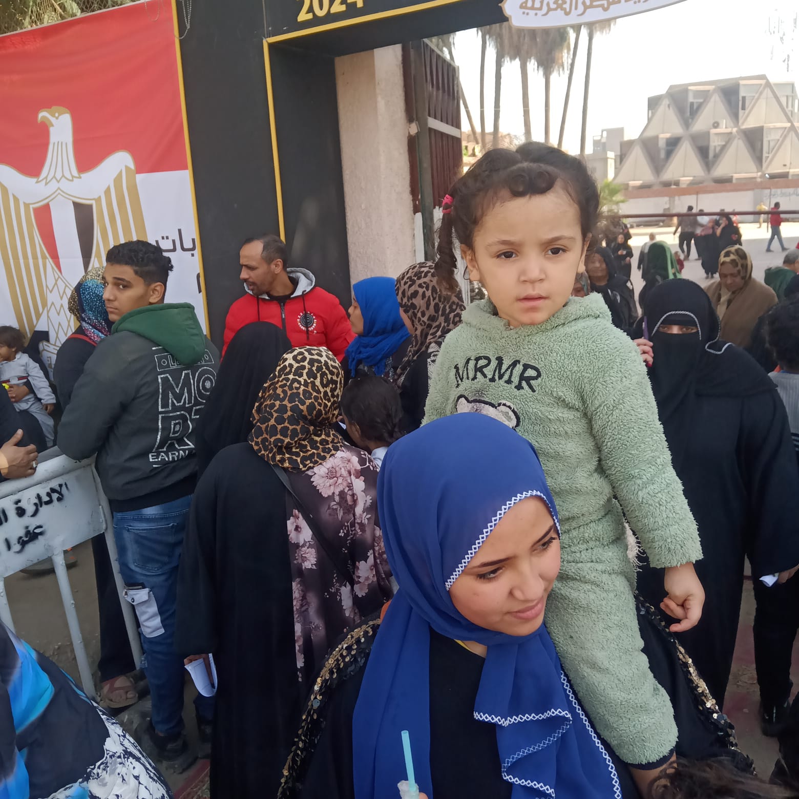 طفلة تشارك أمها لحظة تاريخية لاختيار رئيس مصر القادم