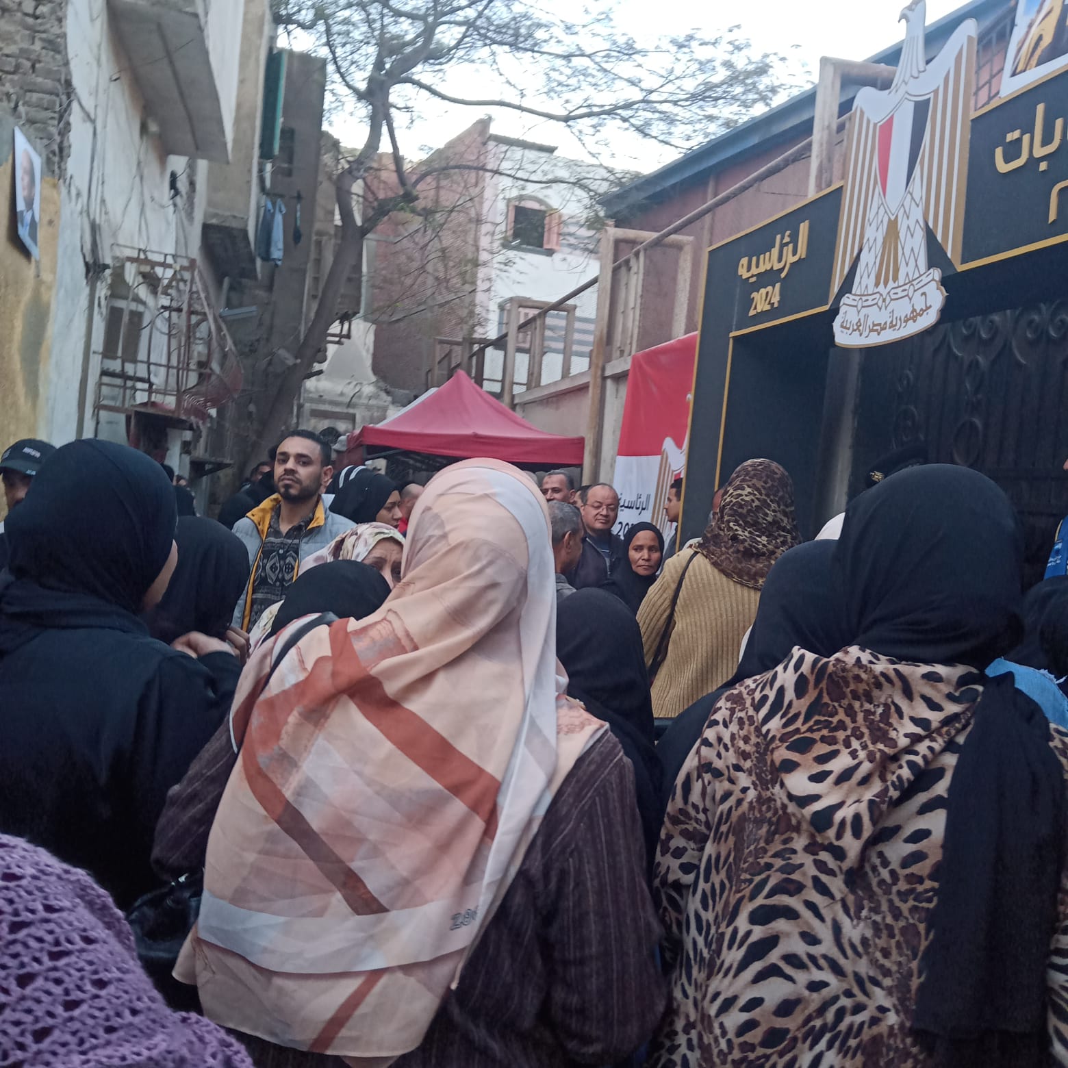 تكدس الناخبين أمام لجنة الرفاعى بالدرب الأحمر