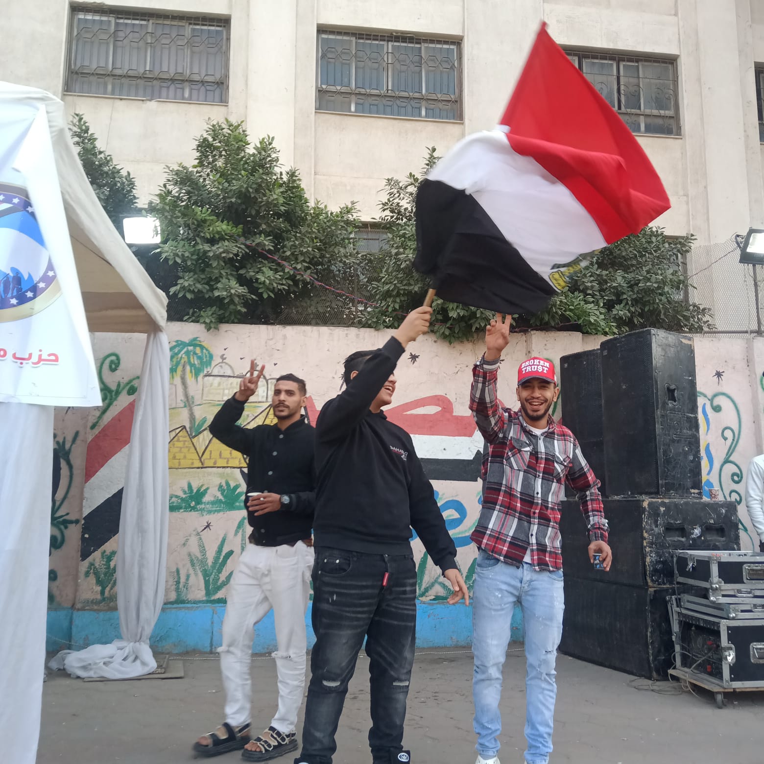 شباب يرفعون علم مصر أمام لجان مصر القديمة