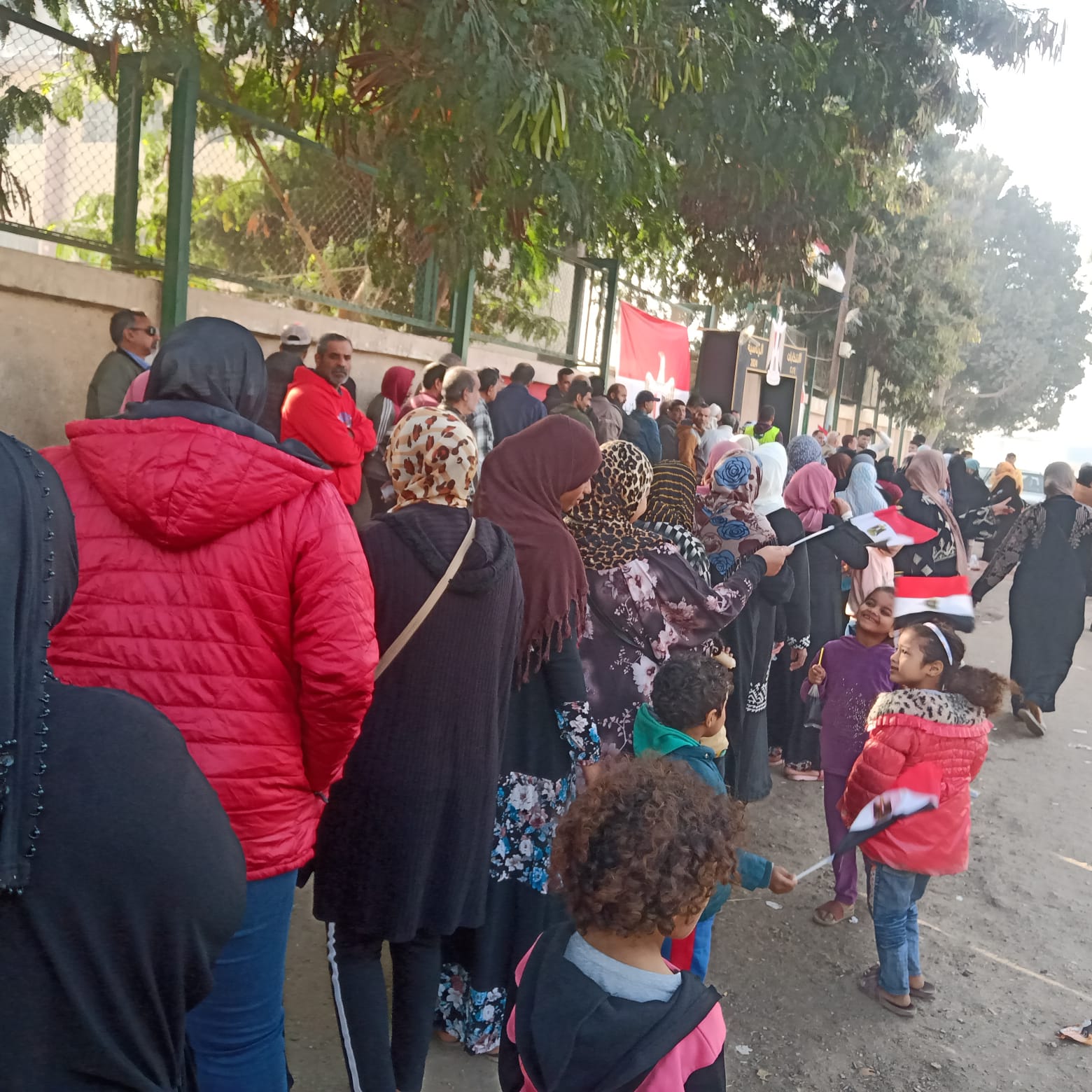 طابور نسائي أمام لجان الانتخابات بمصر القديمة