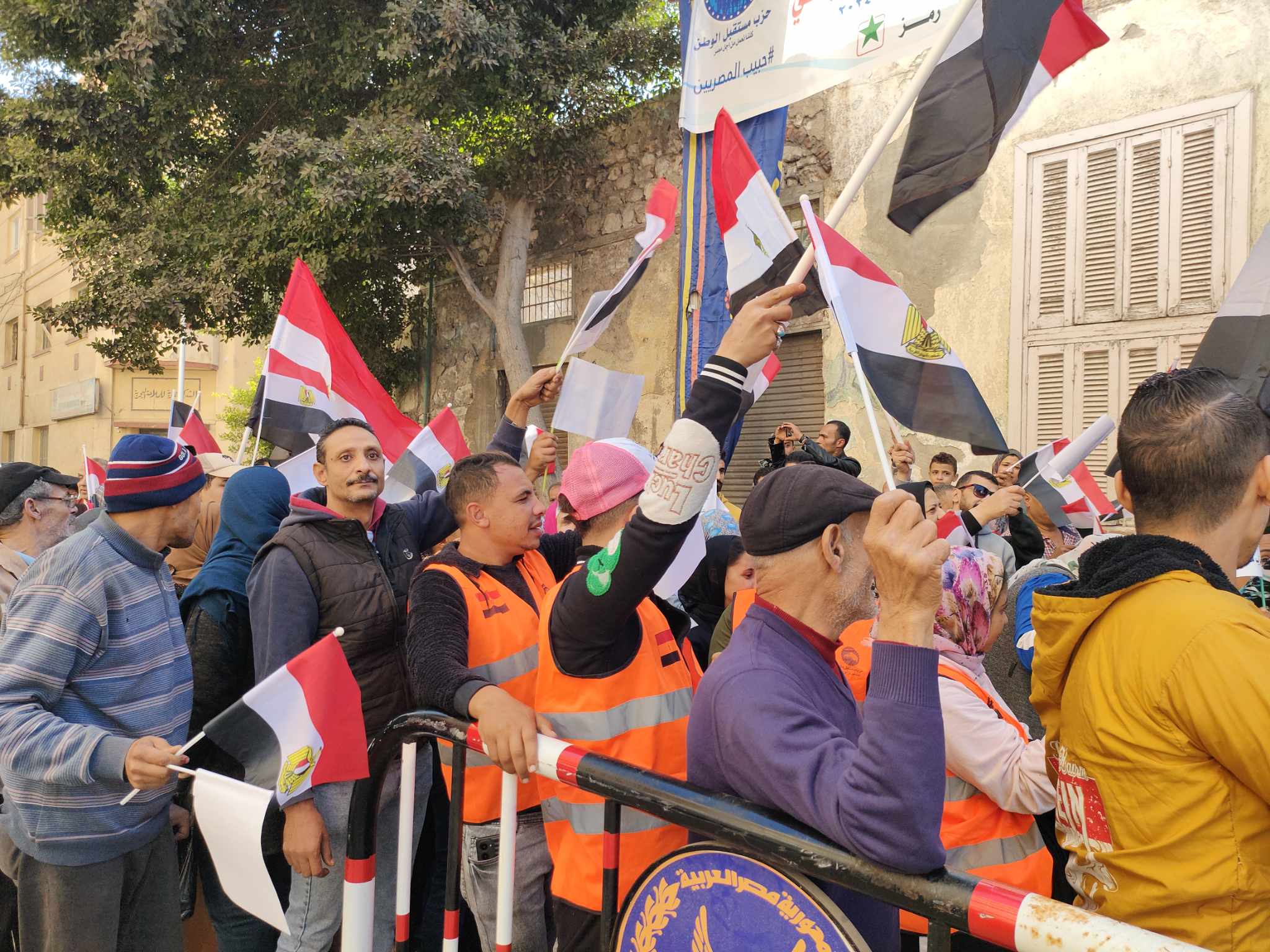 حشد امام مقرات اللجان الانتخابية في الإسكندرية