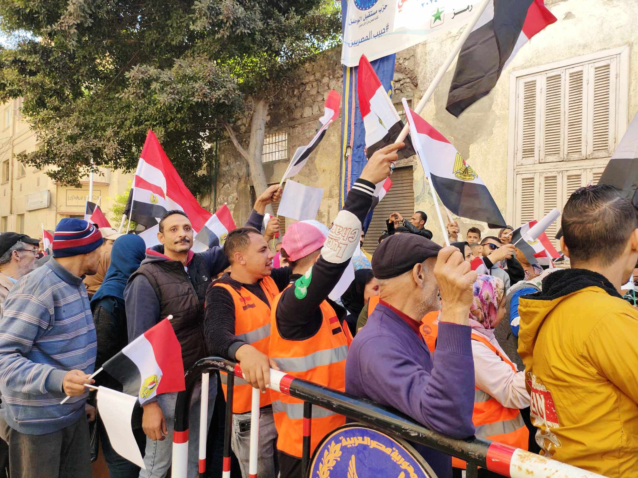 حشد امام مقرات اللجان الانتخابية في الإسكندرية