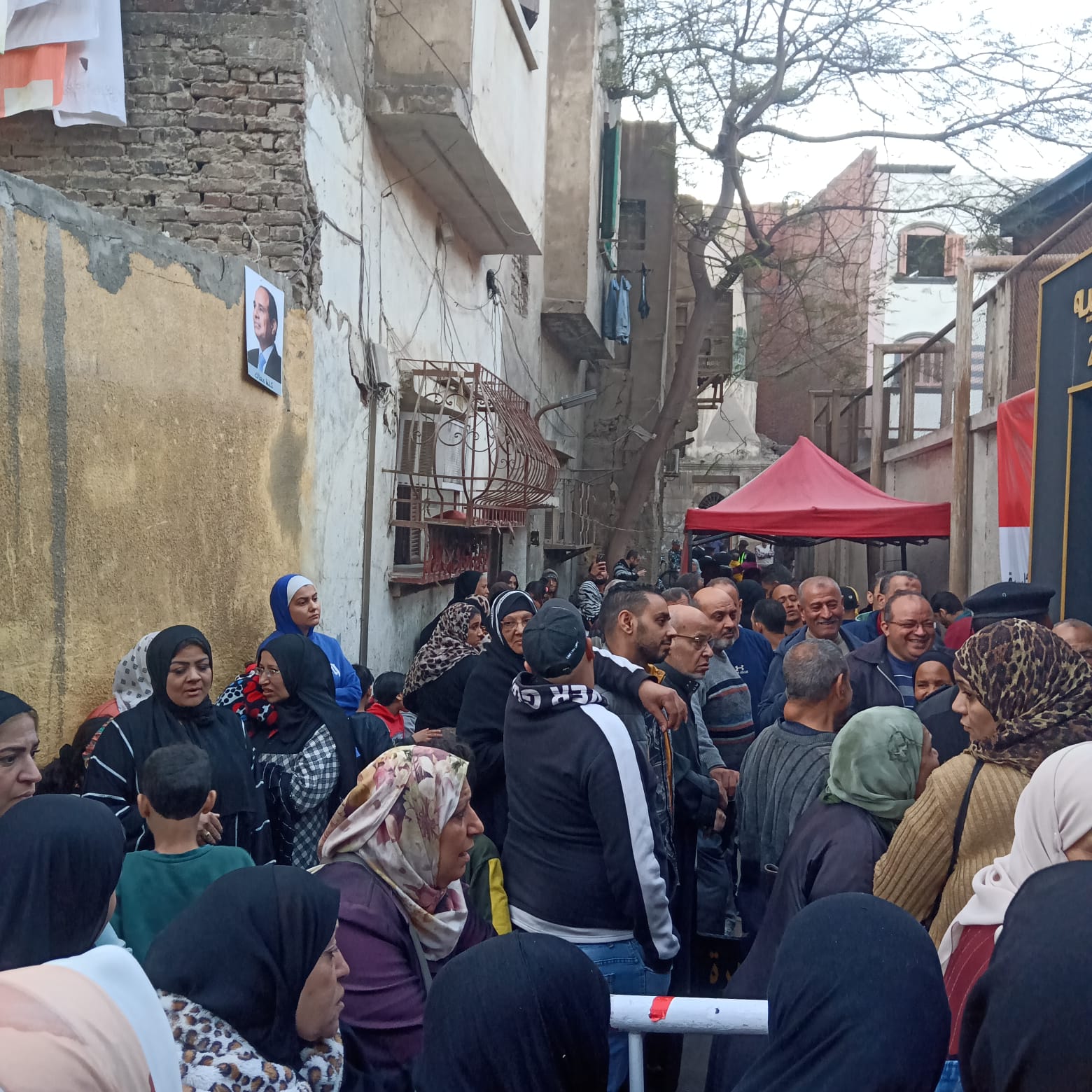 سيدات ورجال الدرب الأحمر يواصلون الإدلاء بأصواتهم