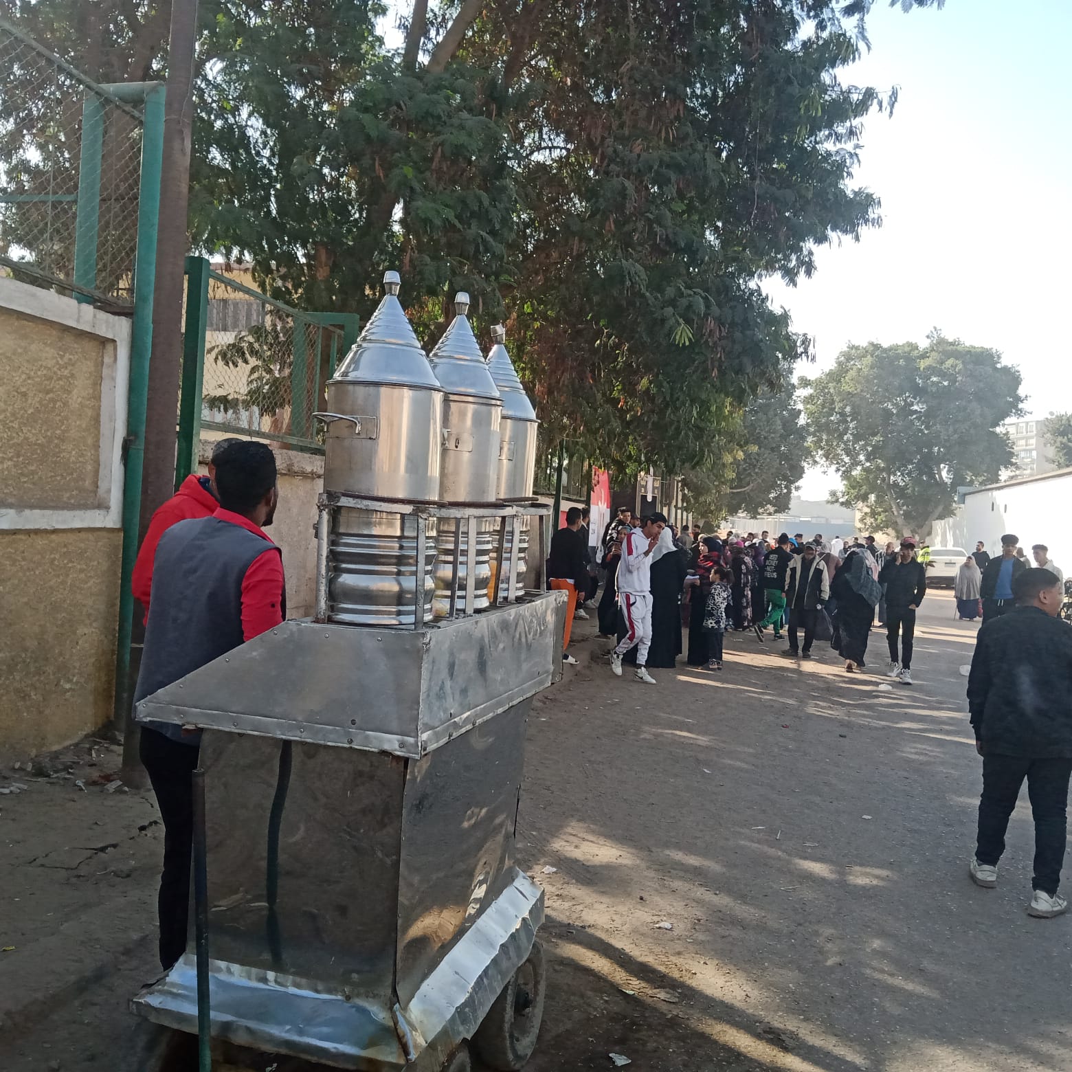 بائع مشروبات مثلجة أمام لجنة انتخابات بمصر القديمة