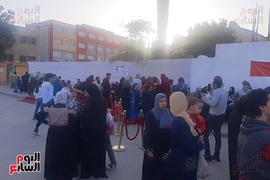 تزايد أعداد طوابير الناخبين على لجان الانتخابات الرئاسية فى حلوان (4)