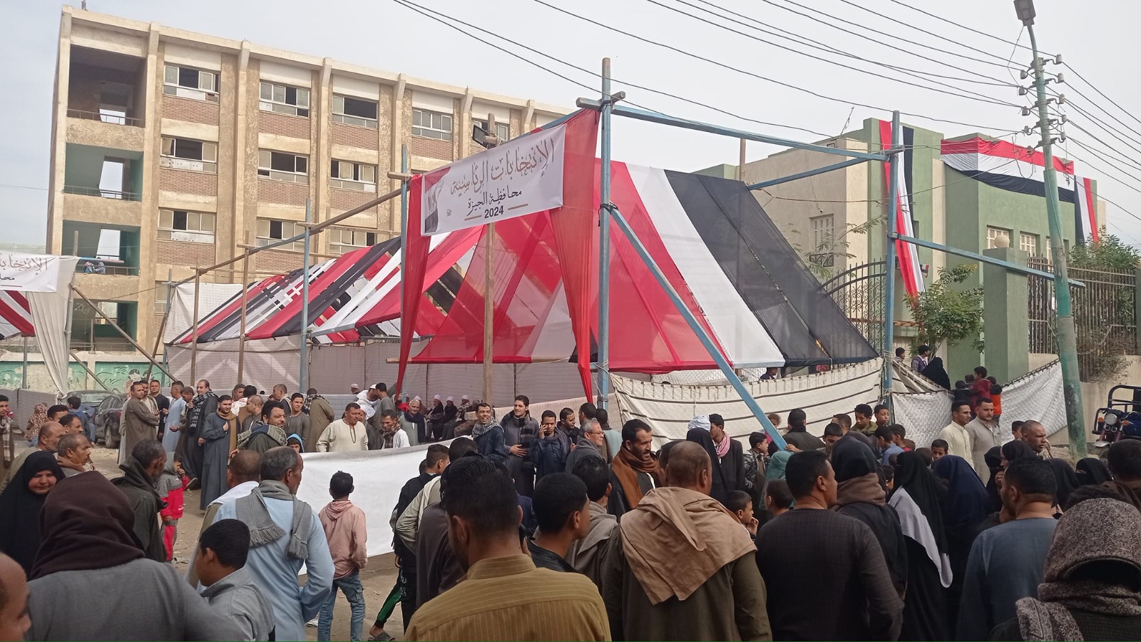 مسيرة لمواطنون بالأعلام في أطفيح (2)