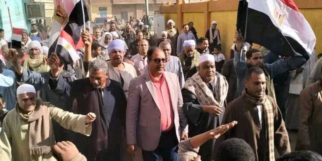 أهالى قرية المهيدات بمدينة الطود يخرجون بمسيرة لحث الأهالى على التصويت