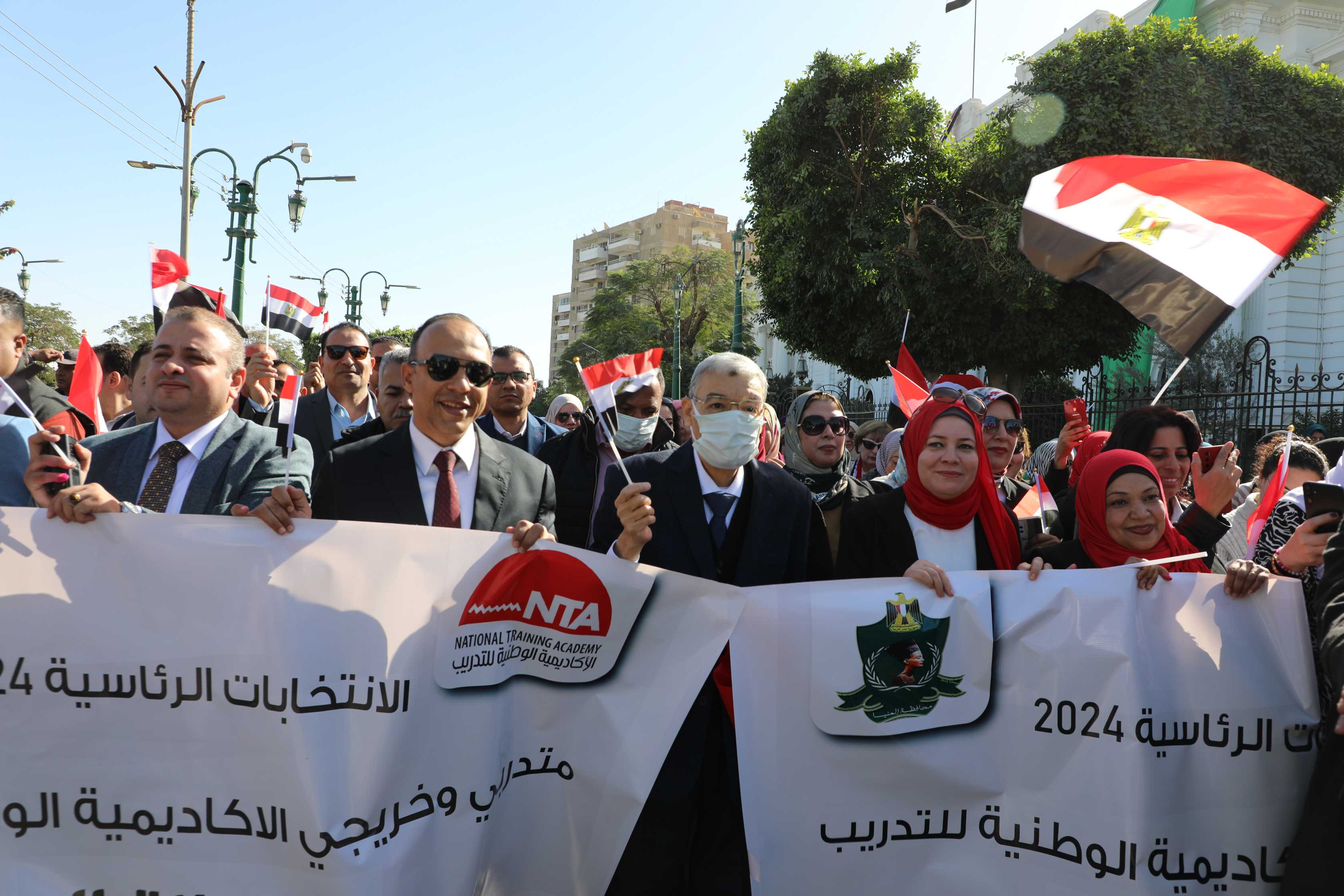 محافظ المنيا يتقدم مسيرة لحث المواطنين علي المشاركة في الانتخابات الرئاسية 2024 (4)