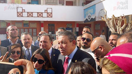 المرشح-الرئاسي-حازم-عمر-يتفقد-مدرسة-الشهيد-أحمد-زكي-بالفيوم-(3)