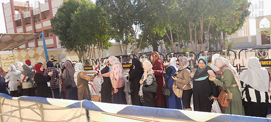 توافد-السيدات-على-اللجان-الانتخابية-لليوم-الثانى-فى-جنوب-سيناء-(1)