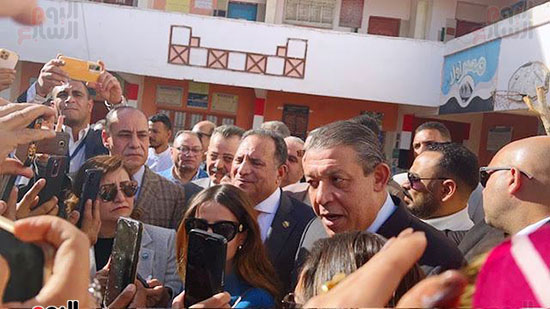 المرشح-الرئاسي-حازم-عمر-يتفقد-مدرسة-الشهيد-أحمد-زكي-بالفيوم-(2)