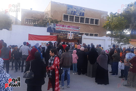 تزايد أعداد طوابير الناخبين على لجان الانتخابات الرئاسية فى حلوان (1)